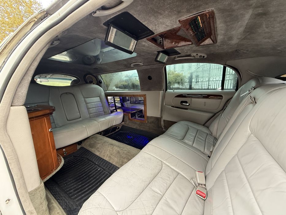 Lincoln Town car на полном ходу