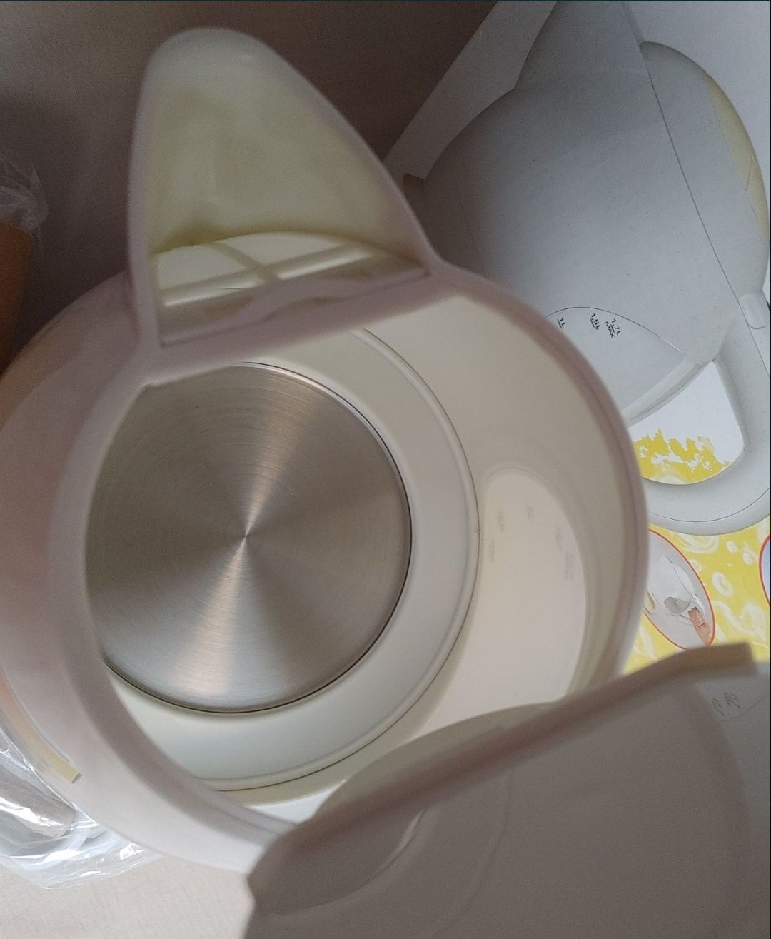 Czajnik Moulinex bialy OveaBABIL1 plus zestaw filizanek 6szt