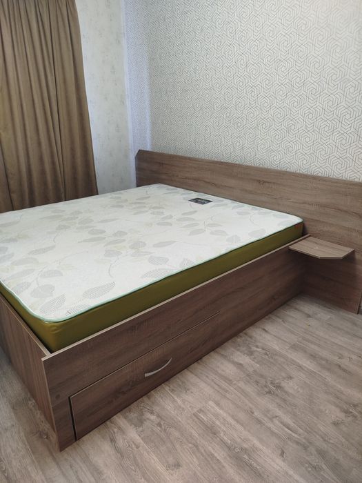 Выполненная на заказ кровать с новым матрасом