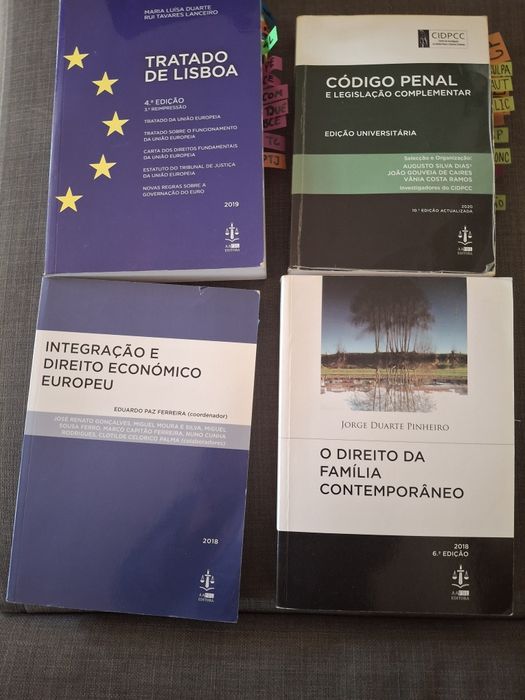 Vários  Códigos e livros Jurídicos do curso Direito FDUL
