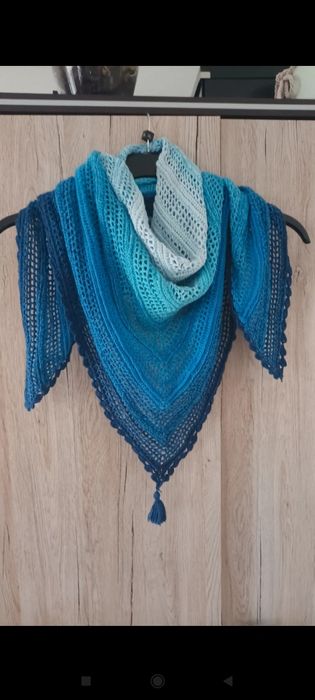 Sprzedam chustę robioną na szydełku.