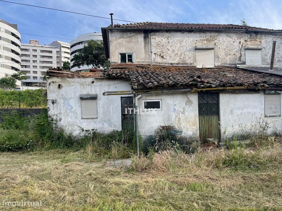Terreno urbano com ruína de moradia em Braga