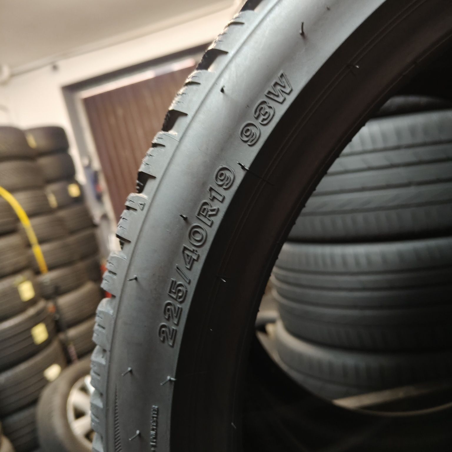 225/40/19 Sprzedam parę opon zimowych Firestone