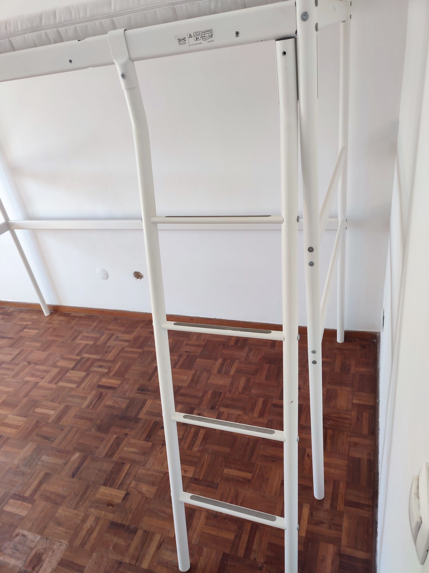 Cama de solteiro IKEA e colchão de solteiro.modernize o quarto com est
