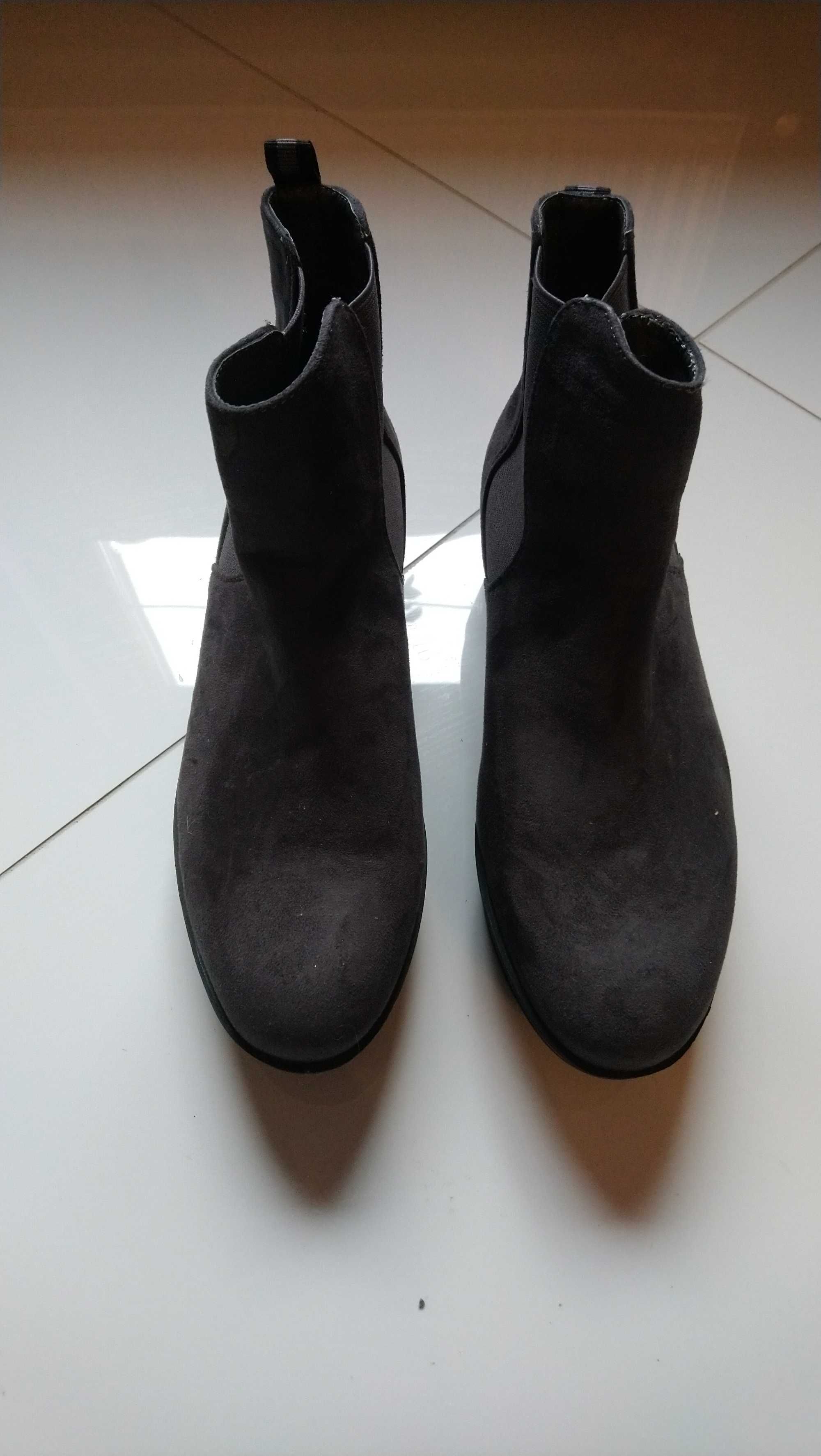 Sprzedam buty zamszowe