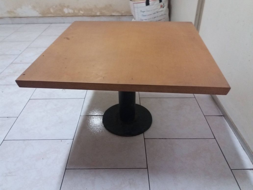 Vendo mesa em cerejeira com pé de ferro