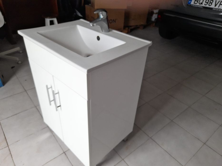 Móvel com lavatório + misturadora