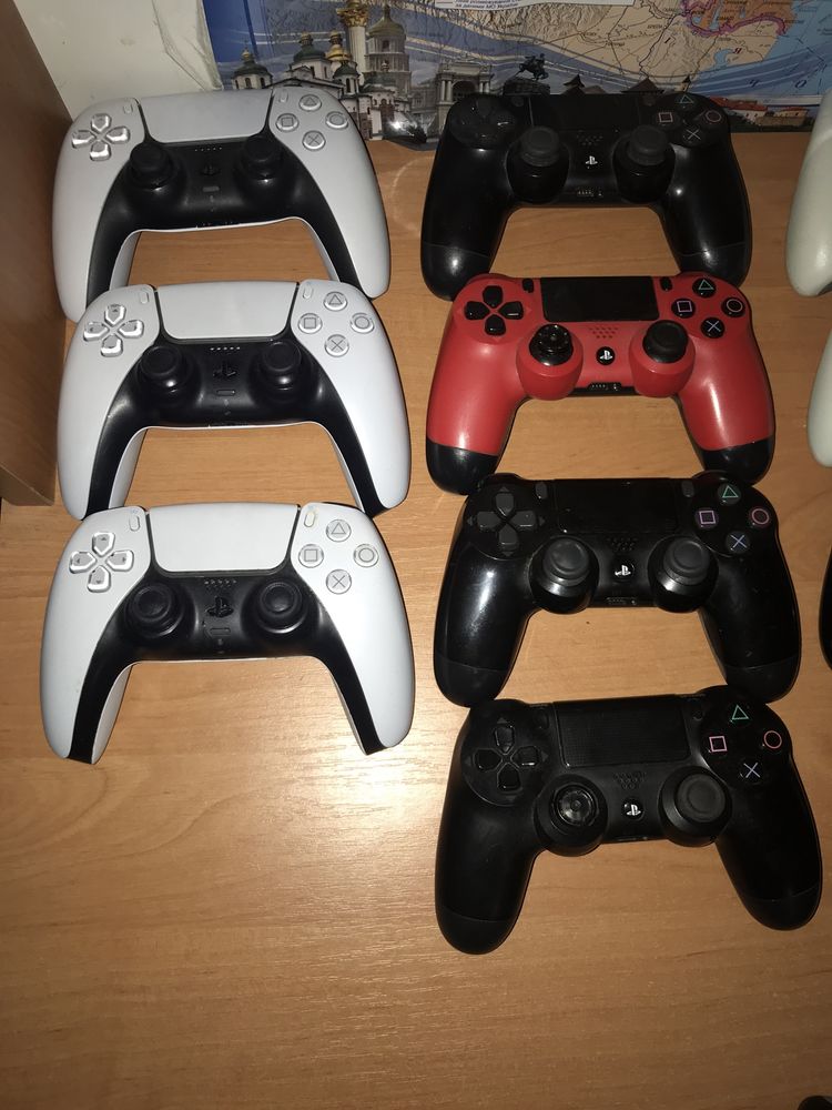 DualSense та DualShock 4