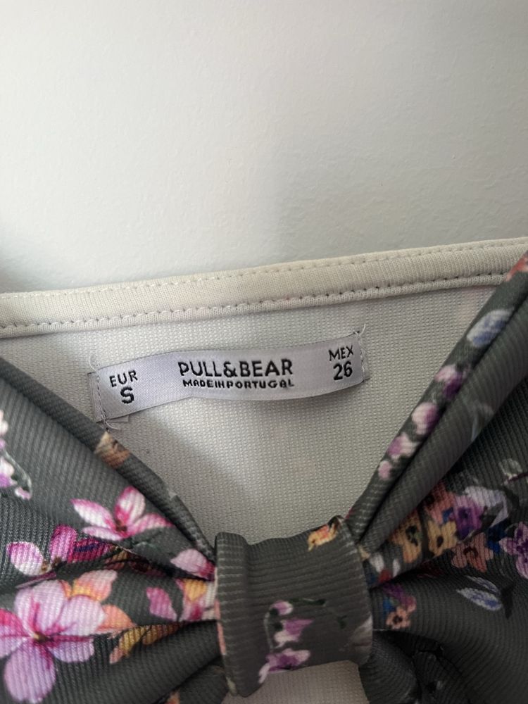 Top verde com flores da pull and bear