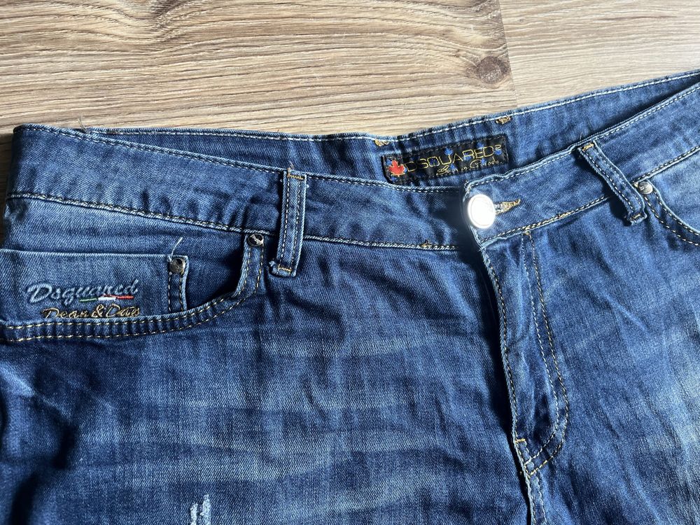 Krótkie spodenki dżinsowe marki DSQUARED, rozmiar  L