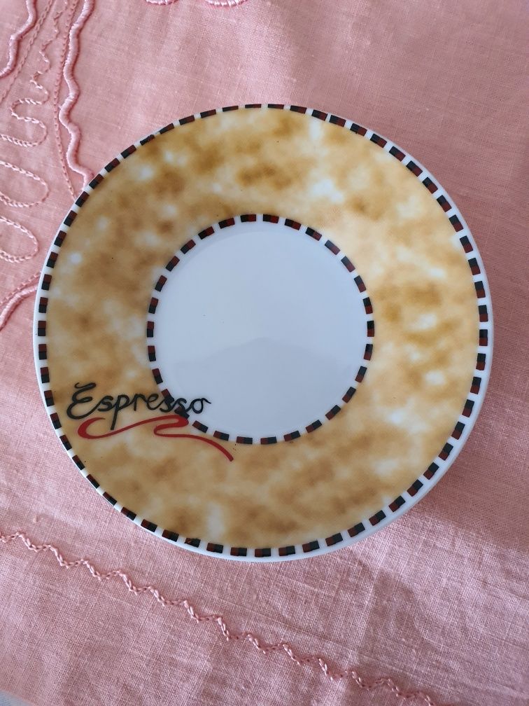 Elegante conjunto de 3 chávenas de café e Pires