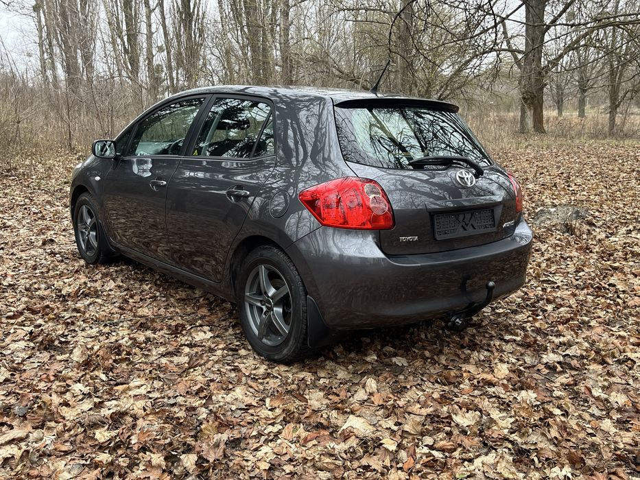 Тойота Auris 1.6 бензин