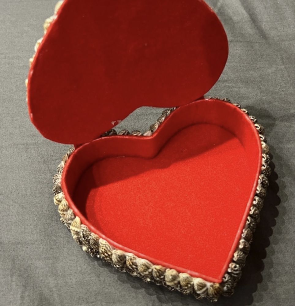 Szkatułka z muszelek w kształcie serca