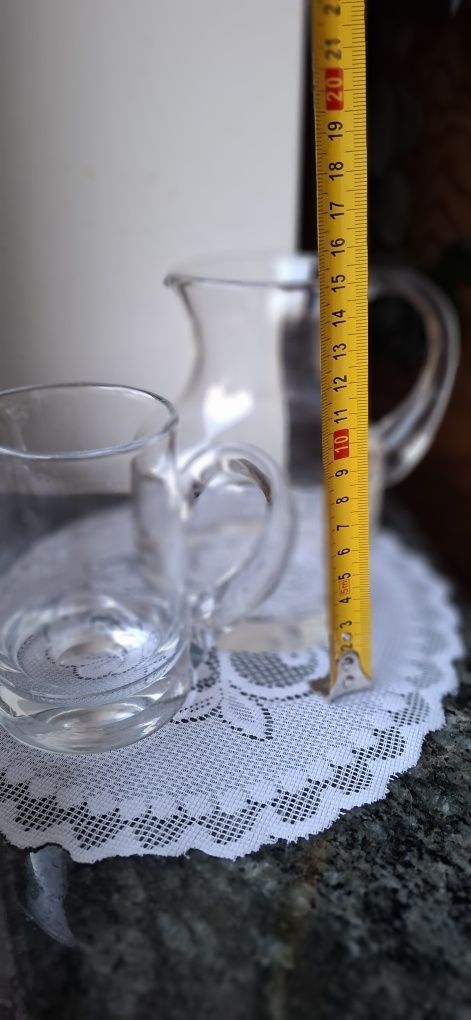 Dwa szklane dzbanki, obydwa na grubym dnie