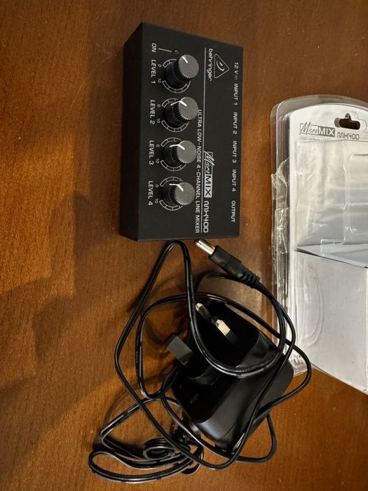 Behringer MX400 4-kanałowy mikser audio