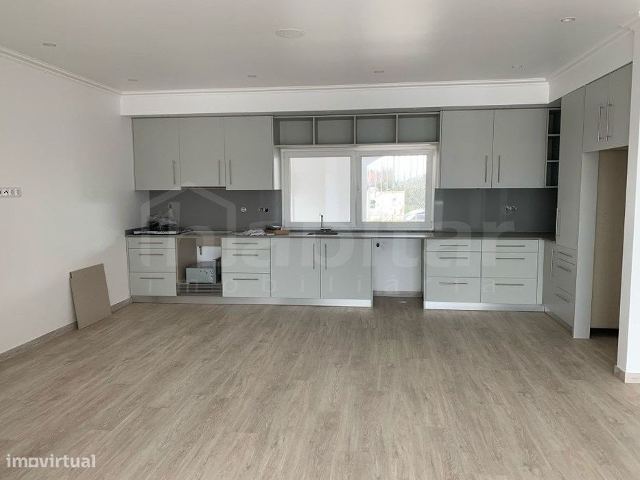 Moradia NOVA com Garagem e Piscina