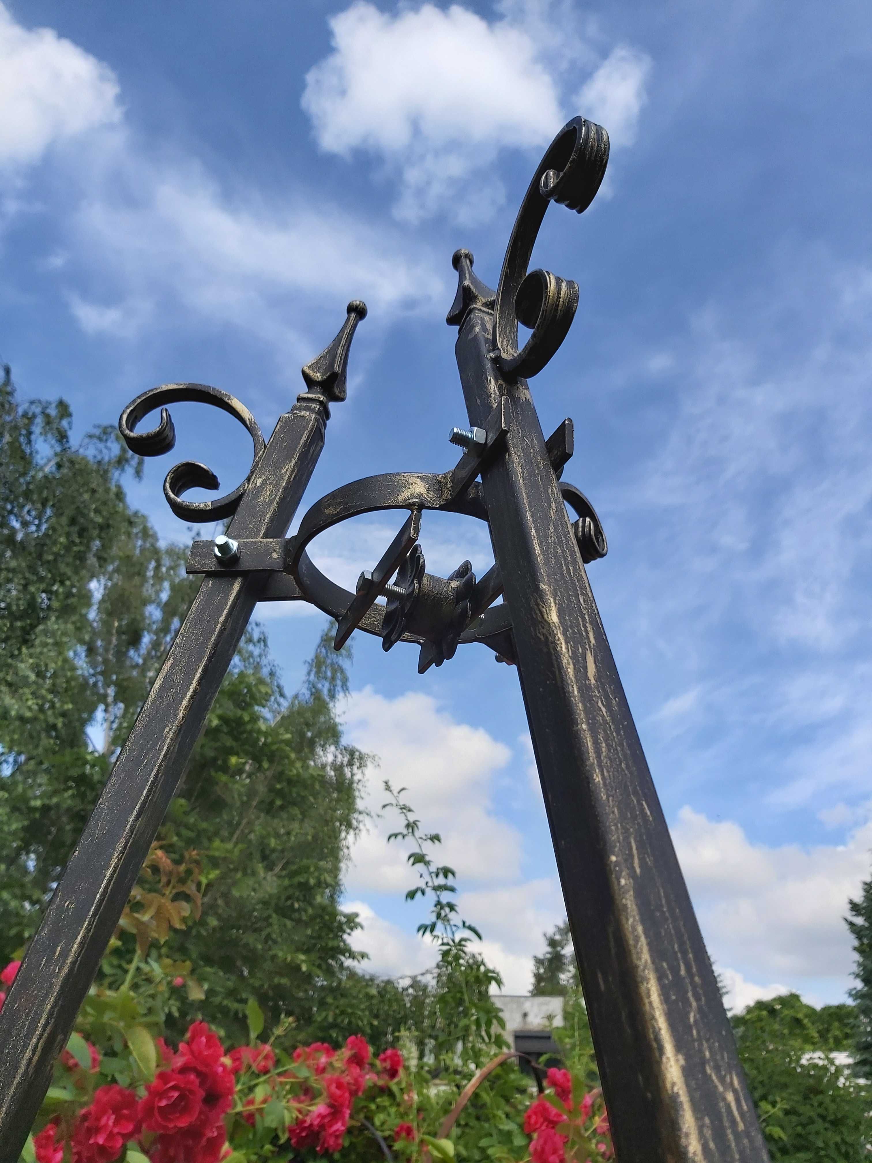Trójnóg Olbrzym z ozdobnym C i Szyszką stojak metalowy do rusztu 100cm