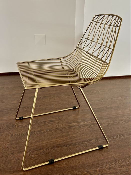 Cadeira em metal dourado