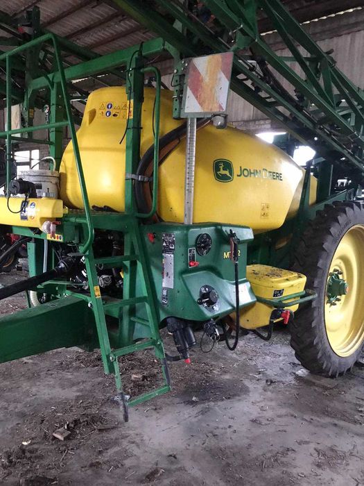 Причіпний оприскувач John Deere M732i