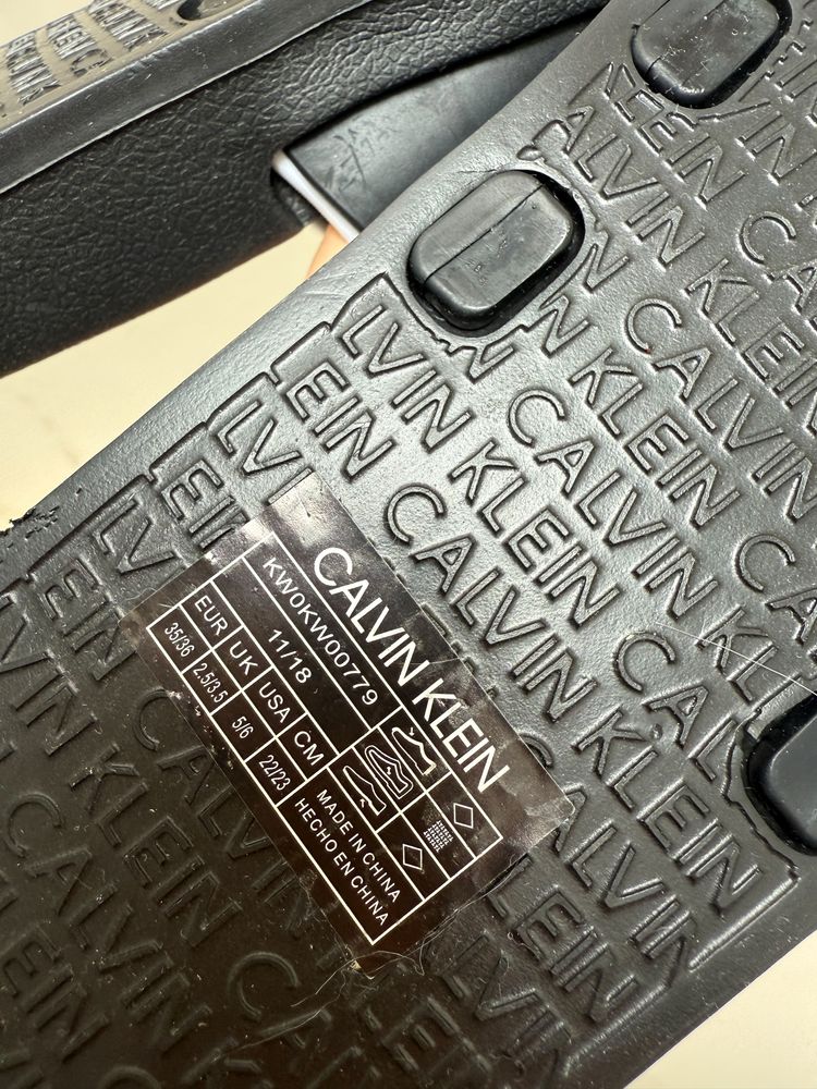 Czarne klapki plażowe Calvin Klein 35/36