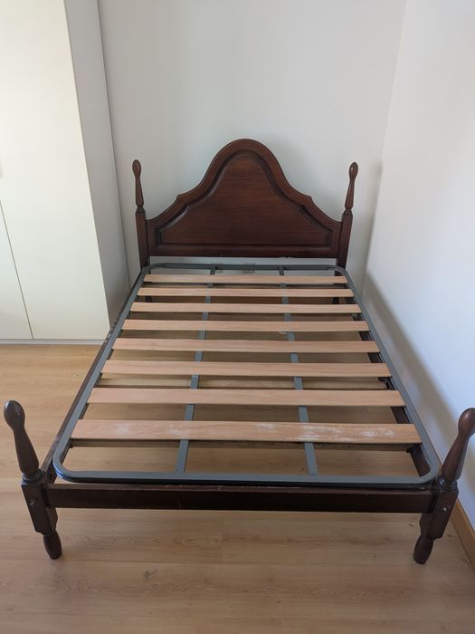 Cama de madeira e estrado 1,4x1,9m