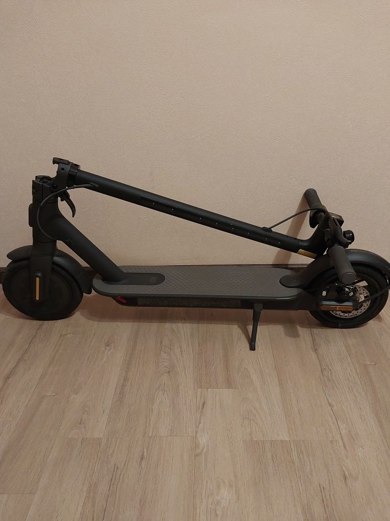 Електросамокат Xiaomi Mi Scooter Essential (Black) 183 Wh