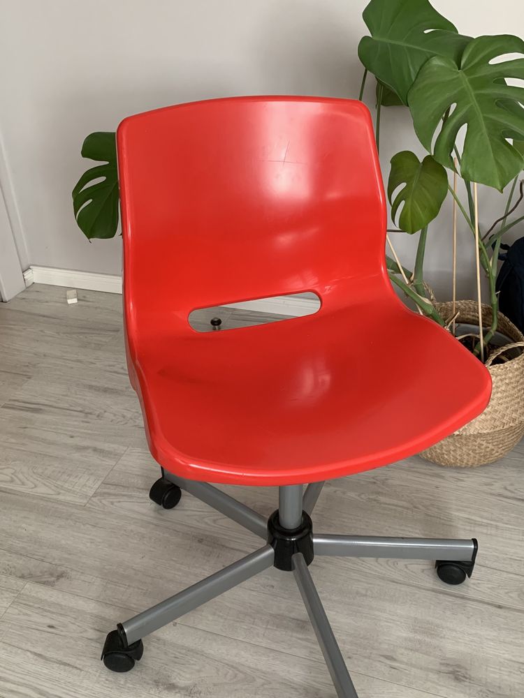krzesło do biurka czerwone ikea
