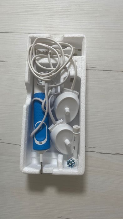 Oral-B Pro 2000N Braun – Usada, com 2 Carregadores e Caixa