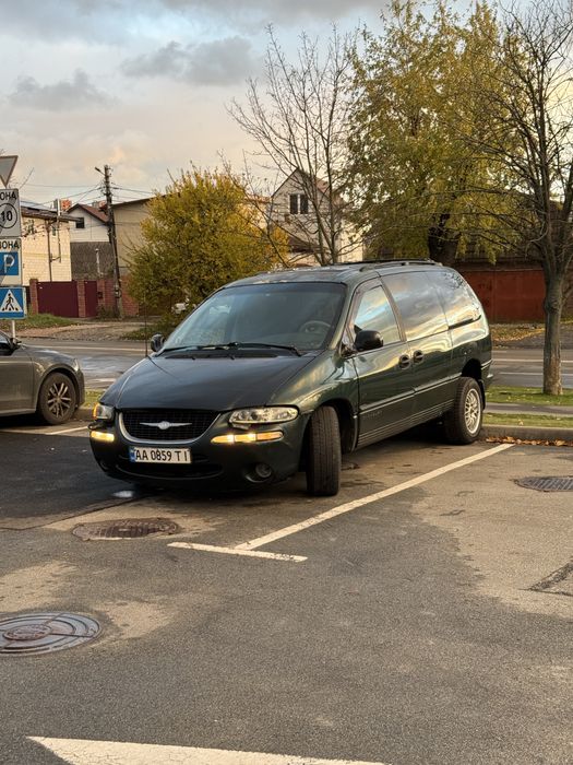 Chrysler town-country