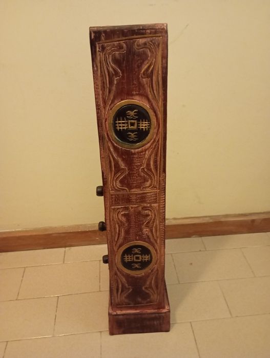 Pequeno móvel pirâmide de madeira