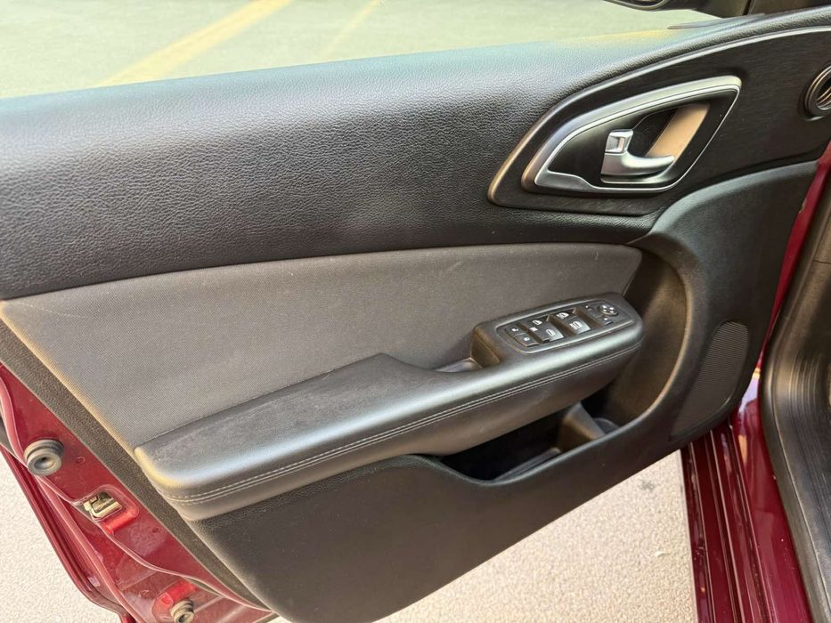 Продається Chrysler 200 2015 року 2,4 бензин