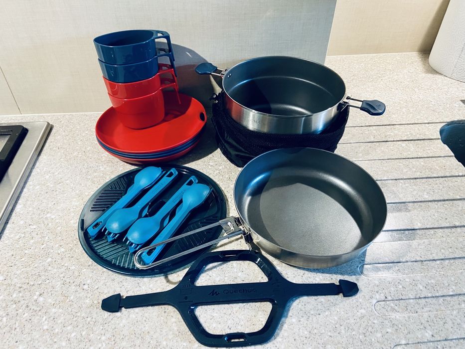 Menażka kempingowa Quechua zestaw 4 osobowy garnki talerze camping