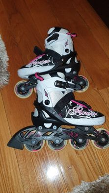 Patins em linha de menina com equipamento proteção