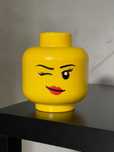 Żółty pojemnik LEGO głowa dziewczyna oczko