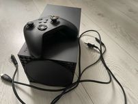 Xbox series x z padem i kablami