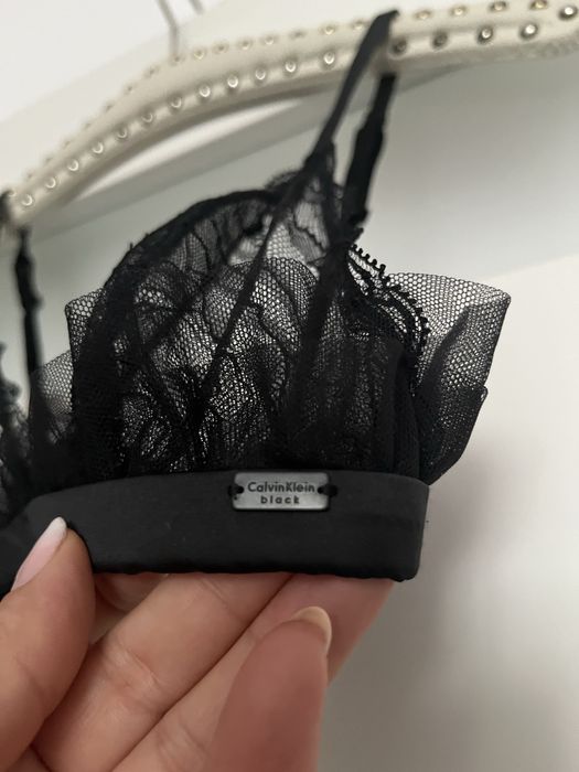 Czarny biustonosz koronkowy Calvin Klein rozm.S