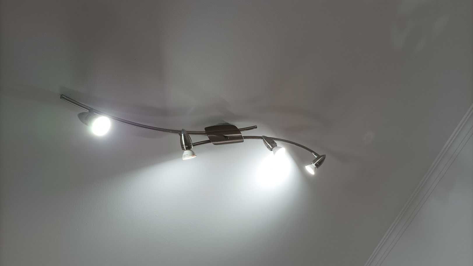 Plafon de formato longo moderna e elegante, em inox cromado brilhante.
