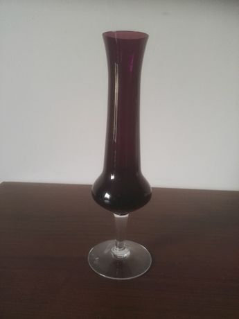 Ozdobny wazon z barwionego szkła