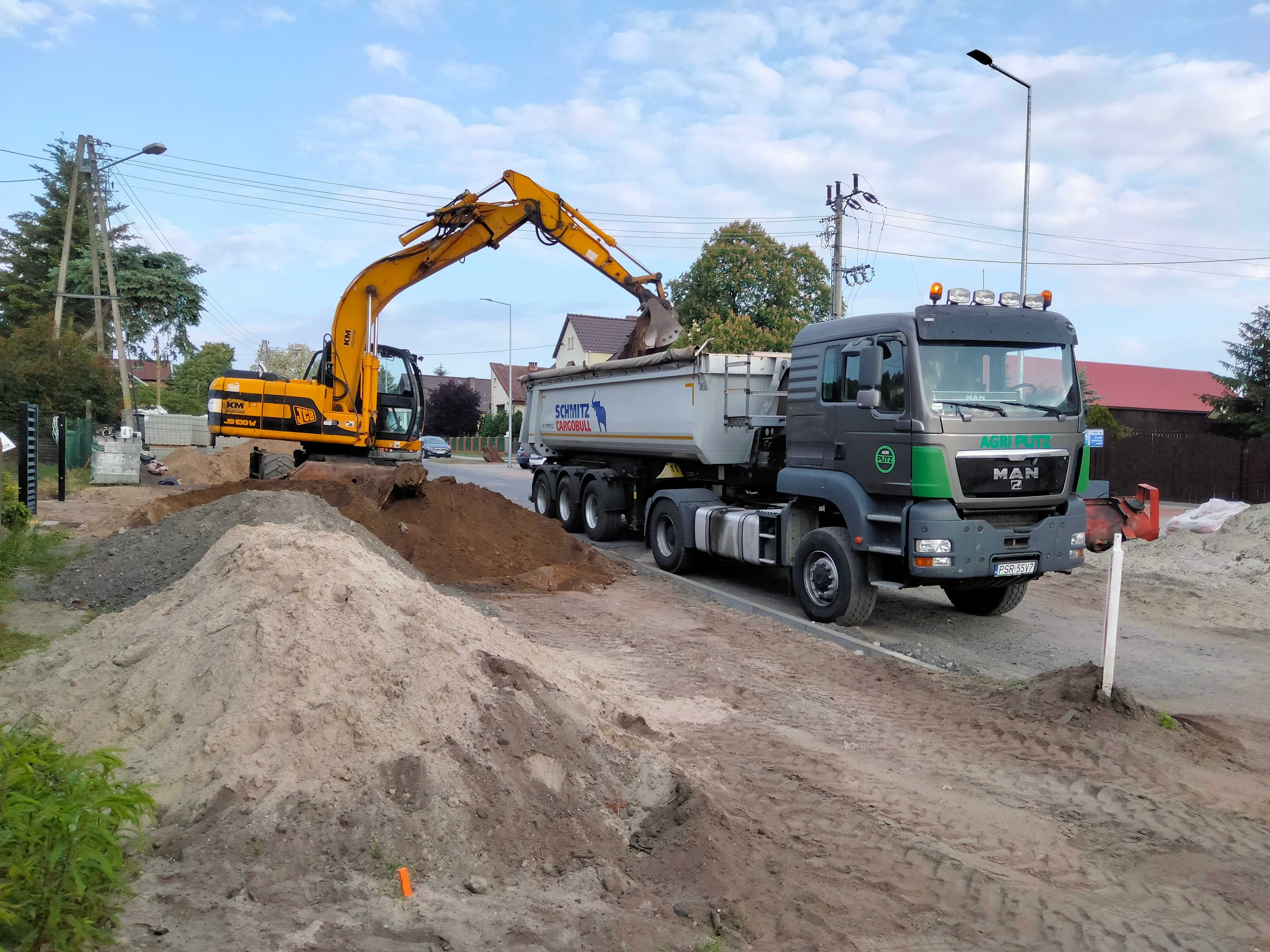 Transport Wywrotką Czteroosiową Naczepą Wanną Wywrotki Usługi Wozidłem