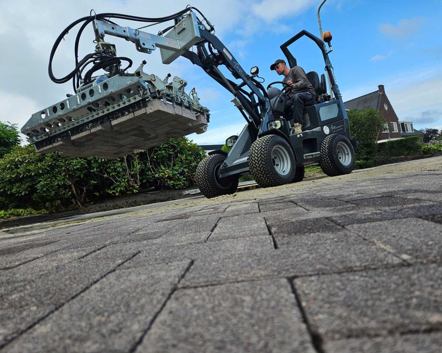 NOWA Mini ładowarka Kołowa RELLY- Układarka Do Kostki udźwig 1400 kg