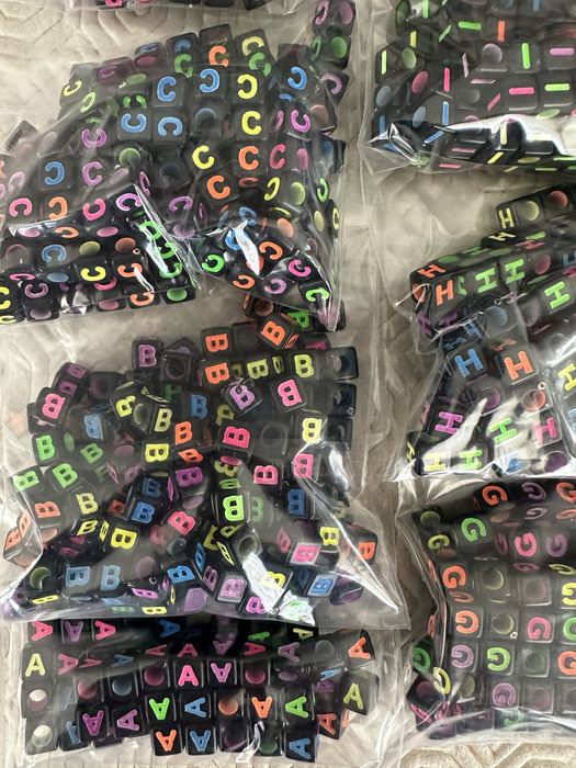 Conjunto de contas com letras para bijuteria