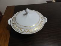 Terrina em porcelana com dourados