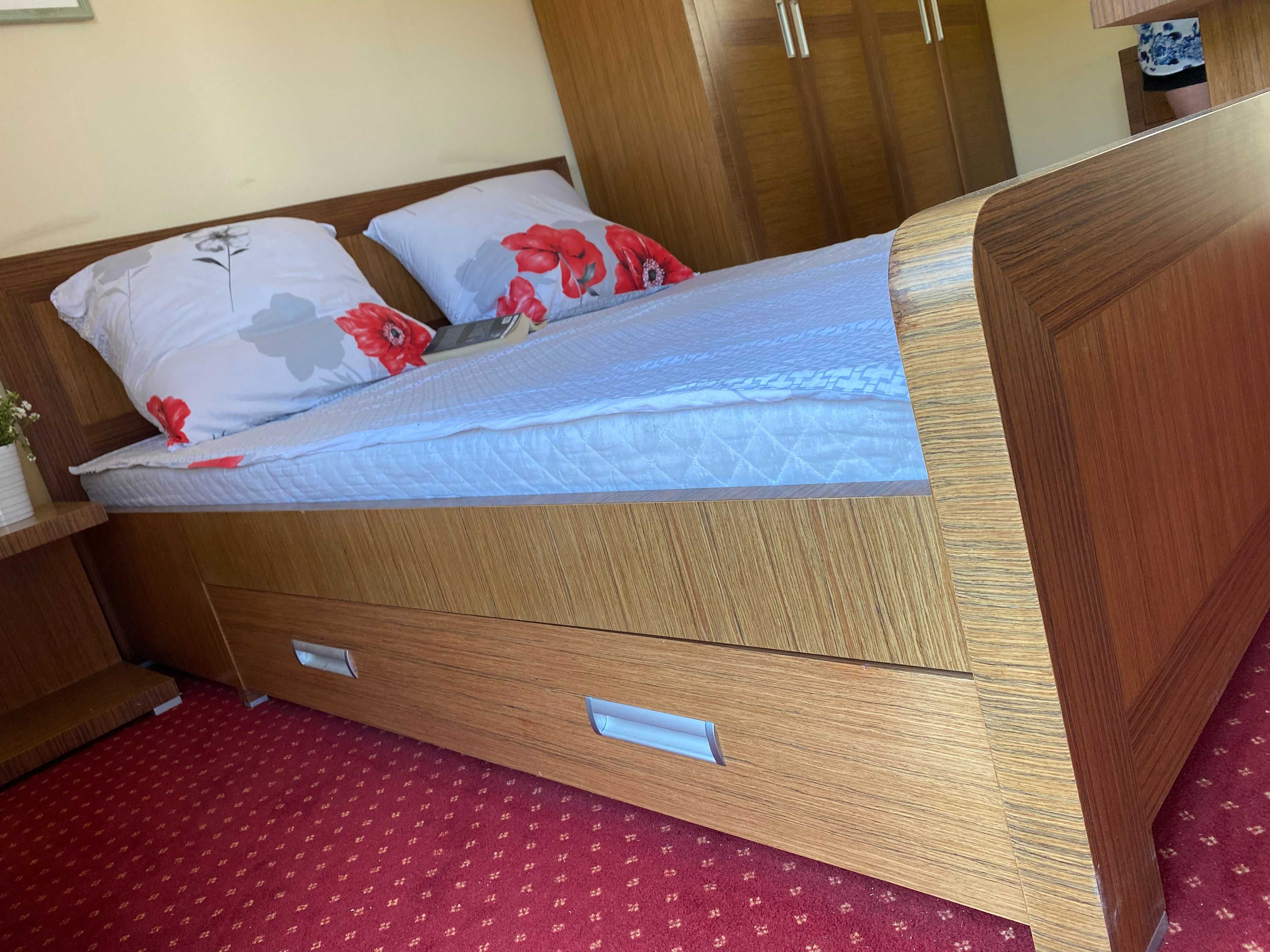 Powystawowe drewniane łóżko + dwie szafki nocne