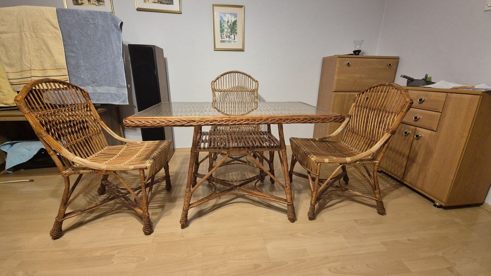 Wiklinowy stolik  ze szklanym blatem + krzesła