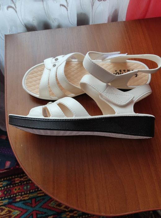 Босоножки женские белые,новые.