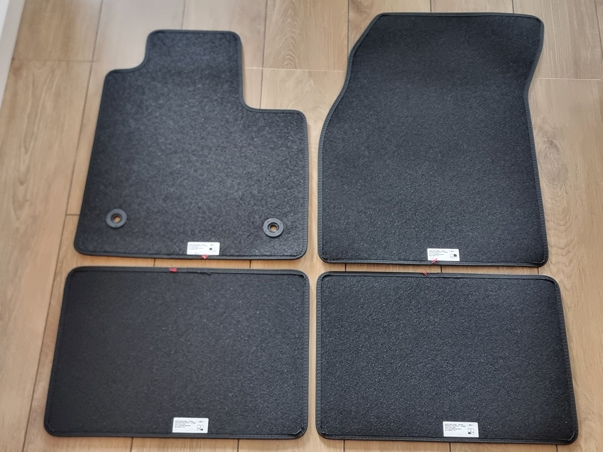 Nowe Dywaniki welurowe Ford Focus ST-line MK4 MK4FL czerwona nić