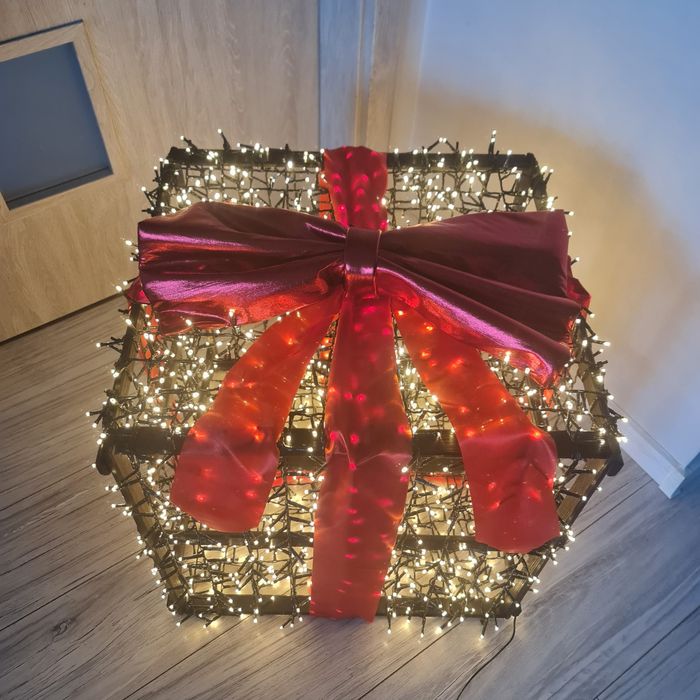 Ozdobą swiateczna duży prezent światełka kokarda 52x52 2tys lampek