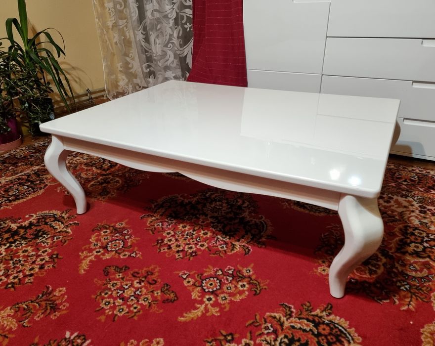 Biały stolik kawowy w stylu glamour