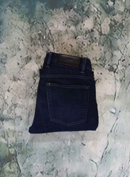 Stylowe granatowe jeansy Hugo Boss M – idealne na każdą okazję!