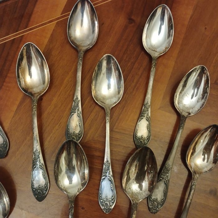 Продам серебрянную вилку, мельхиоровые столовые ложки